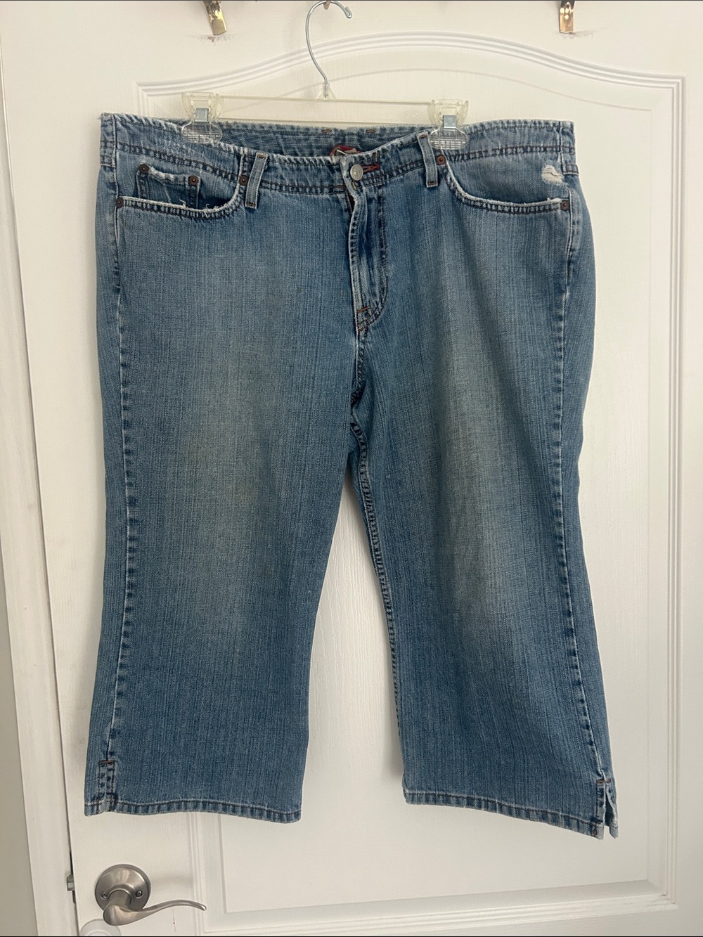 Lucky Brand Gene Montesano typhoon wonder Cropped Denim Capris 36 distressed